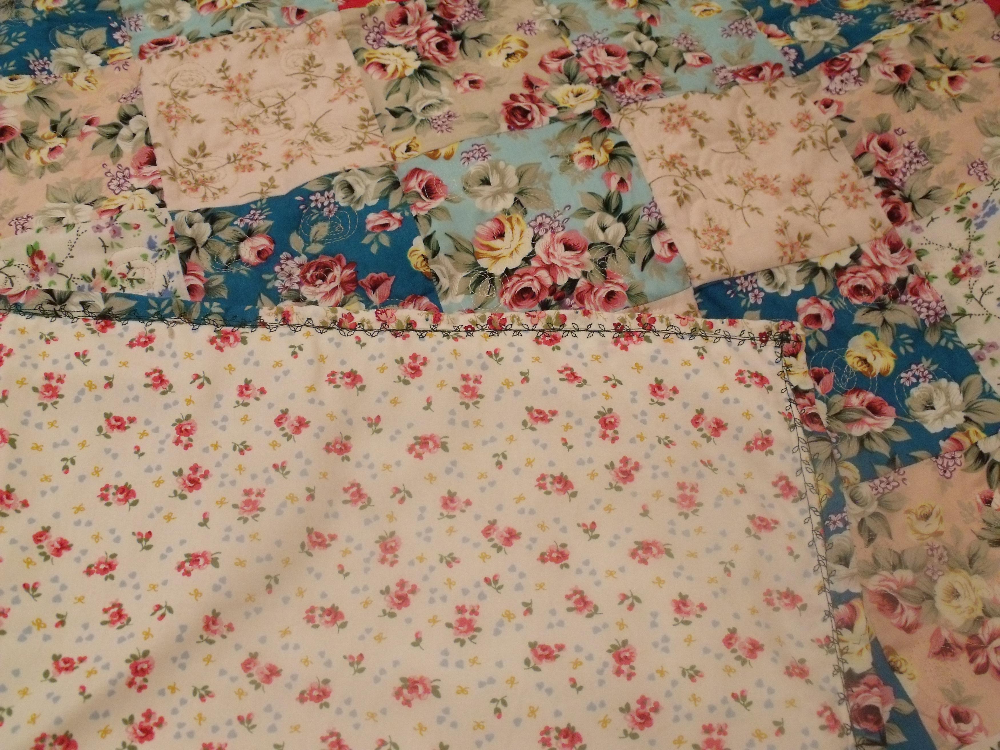 Retro Roses Patchwork Quilt on Luulla